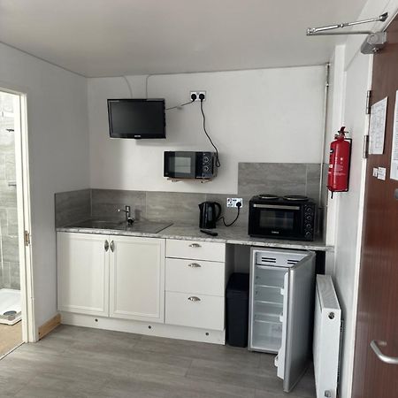 Отель Barrs Court Beds Warmley Экстерьер фото