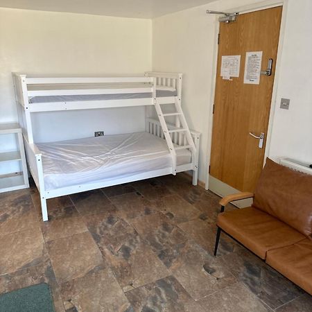 Отель Barrs Court Beds Warmley Экстерьер фото