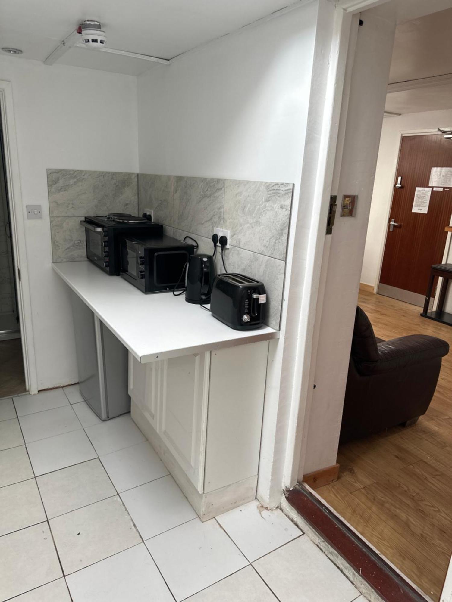 Отель Barrs Court Beds Warmley Экстерьер фото