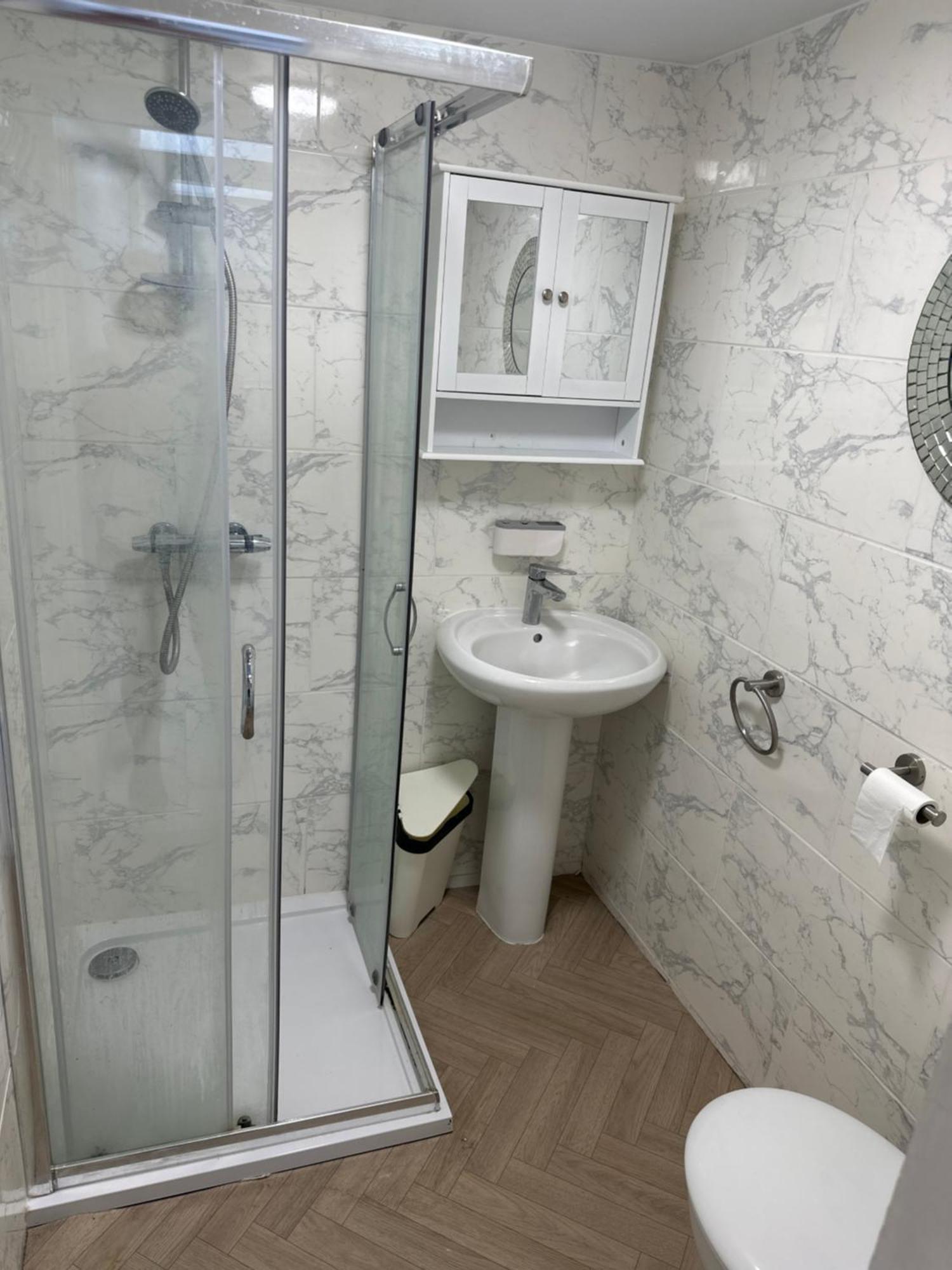 Отель Barrs Court Beds Warmley Экстерьер фото