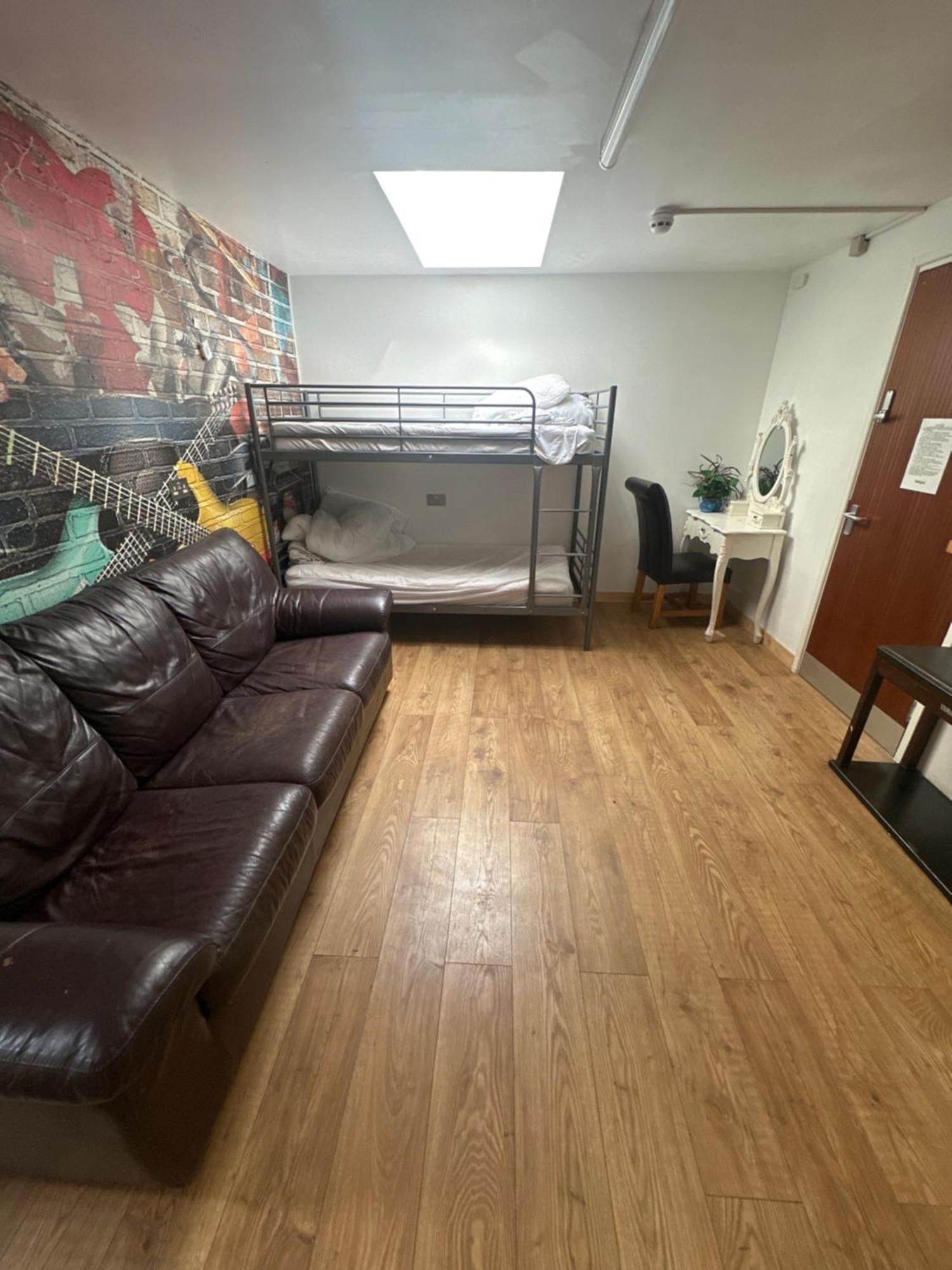 Отель Barrs Court Beds Warmley Экстерьер фото