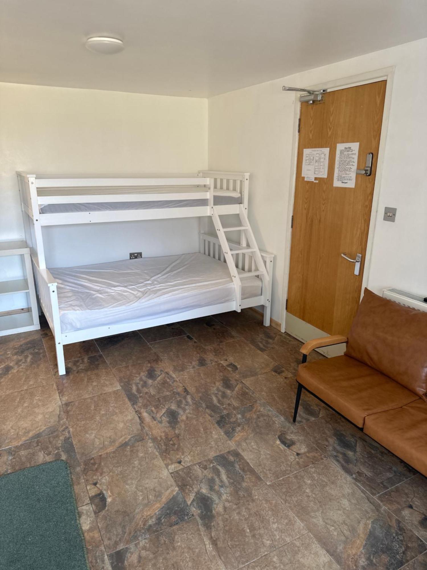 Отель Barrs Court Beds Warmley Экстерьер фото