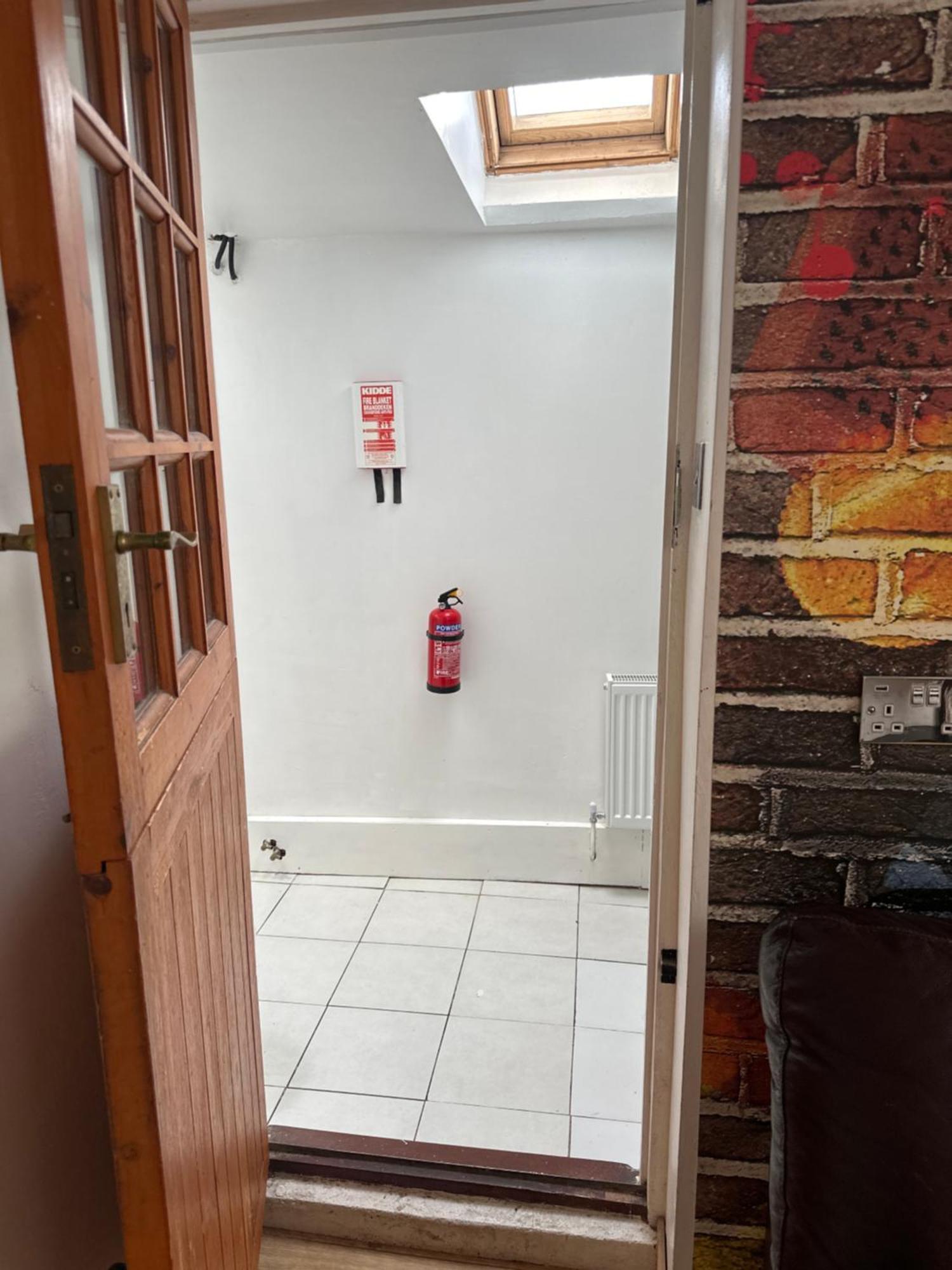 Отель Barrs Court Beds Warmley Экстерьер фото