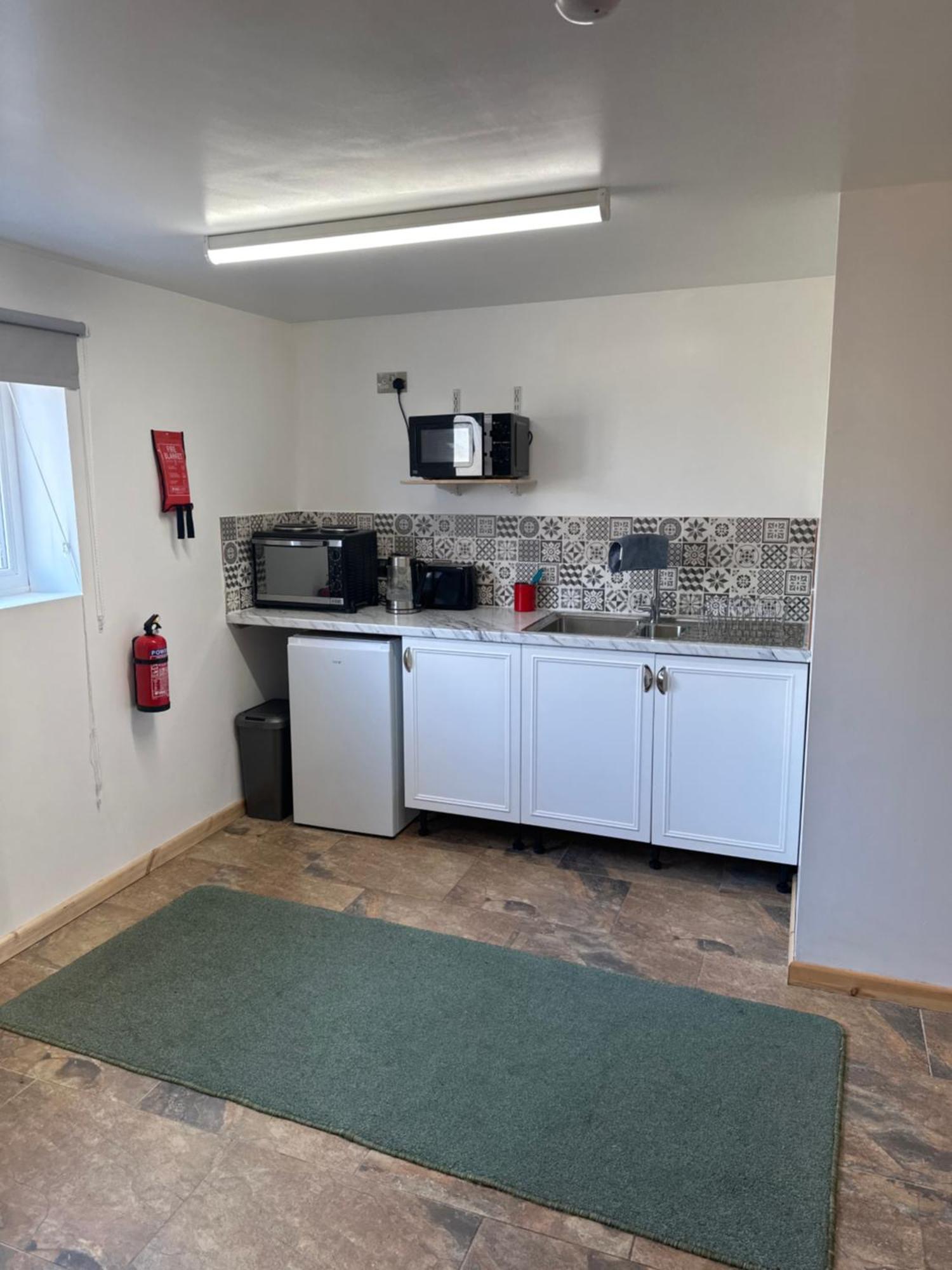 Отель Barrs Court Beds Warmley Экстерьер фото